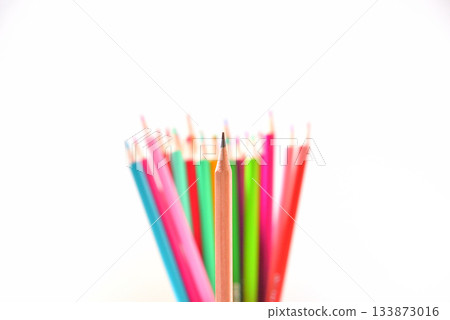 商業鉛筆色鉛筆畫，描繪了一個被排斥的人 133873016