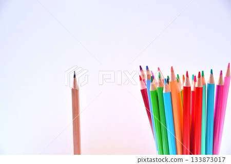 商業鉛筆色鉛筆畫，描繪了一個被排斥的人 133873017
