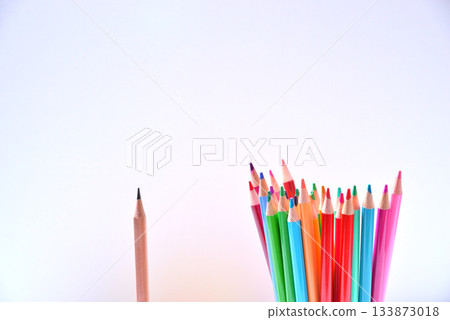 商業鉛筆色鉛筆畫，描繪了一個被排斥的人 133873018