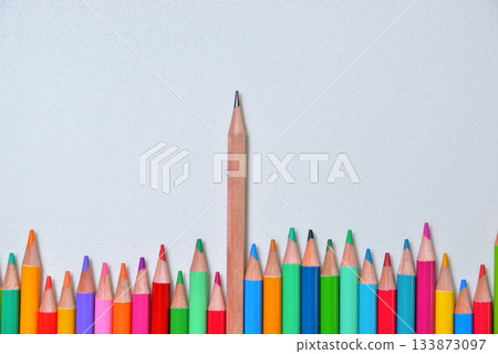 商業鉛筆色鉛筆畫,描繪了一個被排斥的人 商業鉛筆色鉛筆畫,描繪了一個被排斥的人 133873097