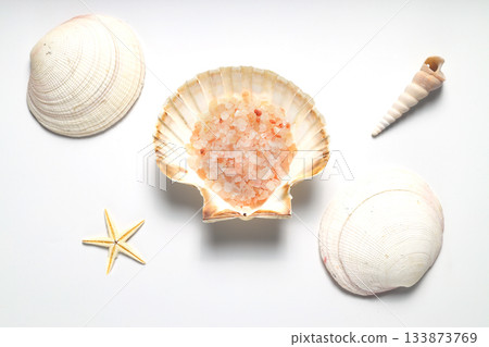Himalayan salt in a seashell. Isolated on white background. 133873769