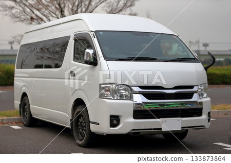 One-box car image One-box car image 133873864