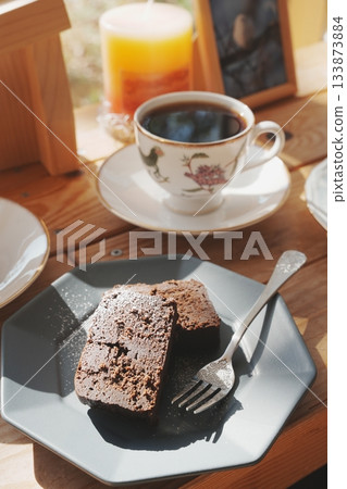 咖啡館裡的巧克力蛋糕和咖啡 咖啡館裡的巧克力蛋糕和咖啡 133873884