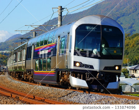 在晴朗的日子裡,海洋班輪快速列車在優山線上運行。 在晴朗的日子裡,海洋班輪快速列車在優山線上運行。 133874096