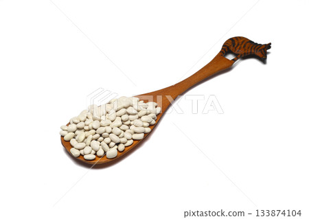white kidney bean in wooden spoon isolated on white background. Top view. Flat lay 133874104