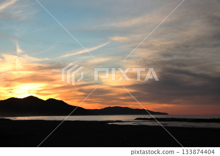 在新潟縣上越市，日落前日本海的壯麗景色盡收眼底。 133874404