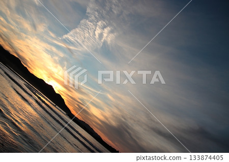 在新潟縣上越市,日落前日本海的壯麗景色盡收眼底。 在新潟縣上越市,日落前日本海的壯麗景色盡收眼底。 133874405