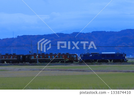 由EF64-1030型機車牽引的“Thank you EL”號列車在暮色中完成了它的最後一次強勁運行。拍攝於2025年11月24日。 133874410