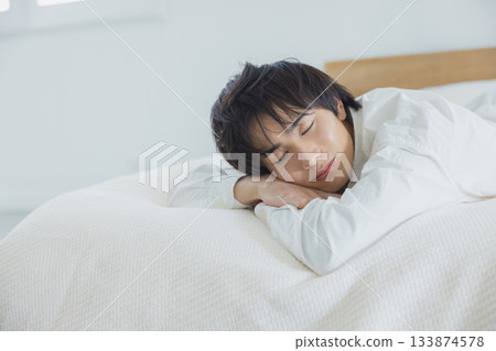 年輕男子在臥室放鬆 年輕男子在臥室放鬆 133874578