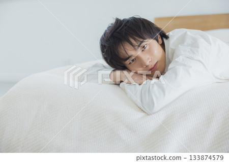 年輕男子在臥室放鬆 133874579