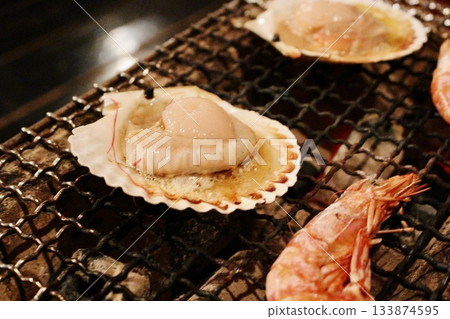 烤架上烤的扇貝 烤架上烤的扇貝 133874595