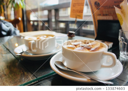 咖啡桌上的棉花糖可可 133874603