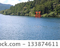 lake and red torii 133874611