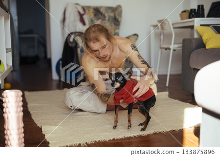 Spontaneous display of affection between man and pet in comfort Spontaneous display of affection between man and pet in comfort 133875896