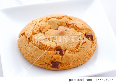 巧克力曲奇餅乾 - 白色盤子上的巧克力曲奇餅乾 133875927