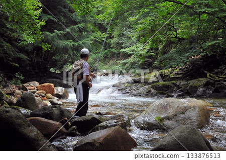 一位漁夫在流經乙女礦場的荒川中捕魚 133876513