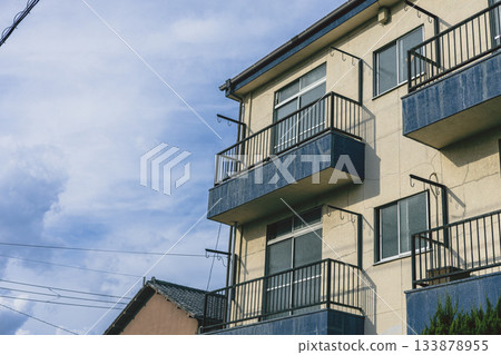 住宅區內的復古風格公寓大樓和藍天 133878955