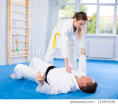 Woman and man in kimono training 133879106