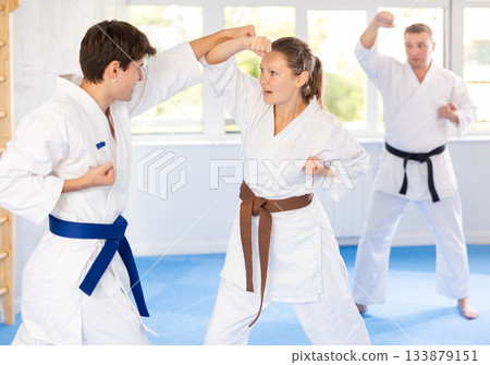 Man and woman train to perform basic defensive attacking actions during mortal techniques classes 133879151