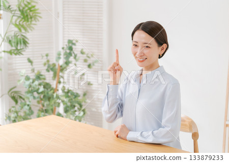 微笑在客廳的婦女 133879233