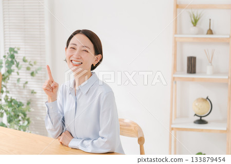 微笑在客廳的婦女 133879454