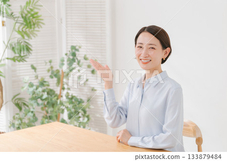 微笑在客廳的婦女 133879484