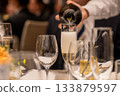香檳倒入一杯 133879597