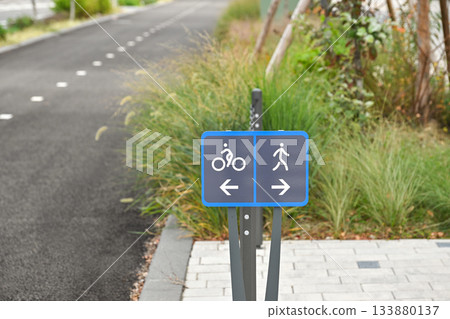 自行車道和人行道 自行車道和人行道 133880137