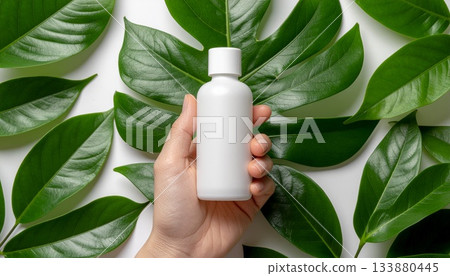 一排排天然化妝品瓶，配上綠葉。 133880445