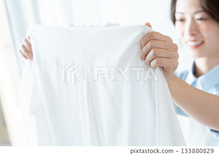 年輕的女士掛洗衣 133880829