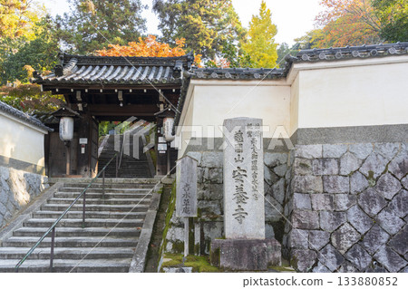 Kyoto An'yoji Temple's main gate and autumn leaves 133880852