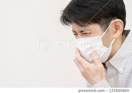 中年男子咳嗽，疑似流感 133880869