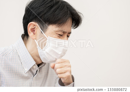 中年男子咳嗽,疑似流感 中年男子咳嗽,疑似流感 133880872