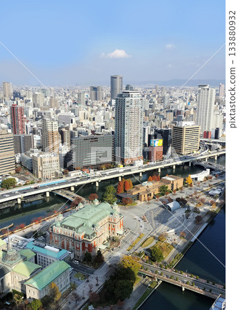 從淀屋橋、中之島公會堂和中之島圖書館俯瞰土佐堀川的景色 133880932