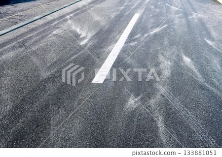 北海道:積雪覆蓋道路,氣溫低於冰點 北海道:積雪覆蓋道路,氣溫低於冰點 133881051