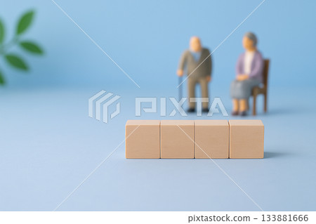 老年護理圖片和素木塊（藍色背景） 133881666