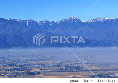 晨霧中的安曇野和初冬的北阿爾卑斯山 133881933