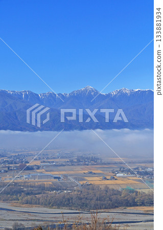 晨霧中的安曇野和初冬的北阿爾卑斯山 133881934