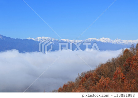 初冬的北阿爾卑斯山漂浮在雲海中 初冬的北阿爾卑斯山漂浮在雲海中 133881998