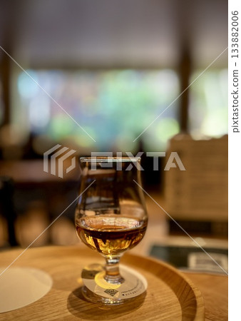 吧台上的威士忌酒杯 吧台上的威士忌酒杯 133882006