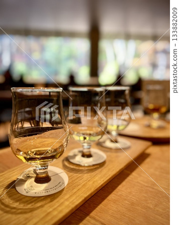 桌上的威士忌酒杯 133882009