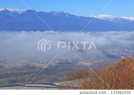 晨霧中的安曇野和初冬的北阿爾卑斯山 133882036