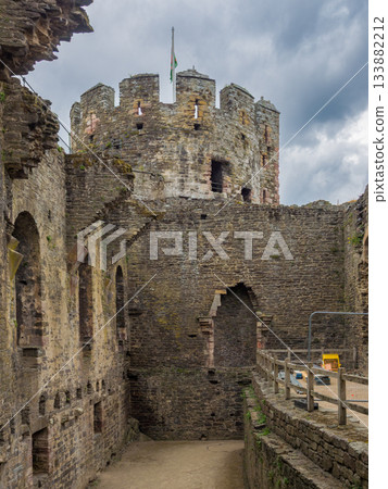 透過石牆可以看到世界遺產康威城堡遺址和塔樓(英國威爾斯康威) 透過石牆可以看到世界遺產康威城堡遺址和塔樓(英國威爾斯康威) 133882212