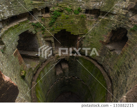 從高處俯瞰康威城堡(世界遺產,英國威爾斯康威)塔樓內的露天空間 從高處俯瞰康威城堡(世界遺產,英國威爾斯康威)塔樓內的露天空間 133882215