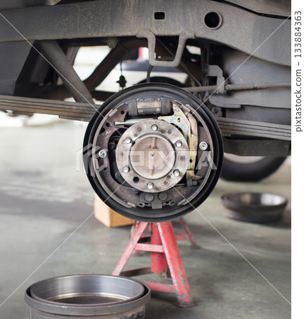 Pickup truck replace drum brake shoes of rear axle. 133884363