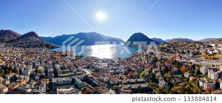 盧加諾市及盧加諾湖全景空拍圖。盧加諾，提契諾州，瑞士 133884814