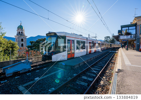 瑞士提契諾州盧加諾FLP火車站與列車 133884819