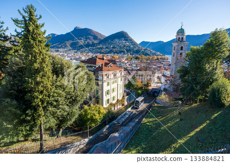 聖洛倫佐大教堂塔樓及城市景觀。瑞士提契諾州盧加諾 133884821