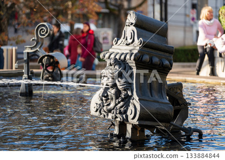 秋季的丁利噴泉和動態雕塑。瑞士巴塞爾市巴塞爾州巴塞爾市 133884844