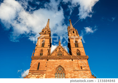 瑞士巴塞爾市巴塞爾大教堂的紅色砂岩塔樓 瑞士巴塞爾市巴塞爾大教堂的紅色砂岩塔樓 133884848